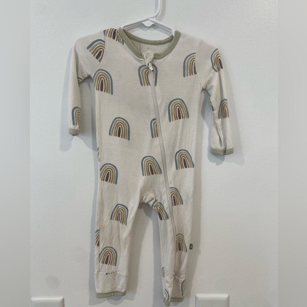 Kyte Baby Aloe Rainbow Zippy 12-18 PLAY